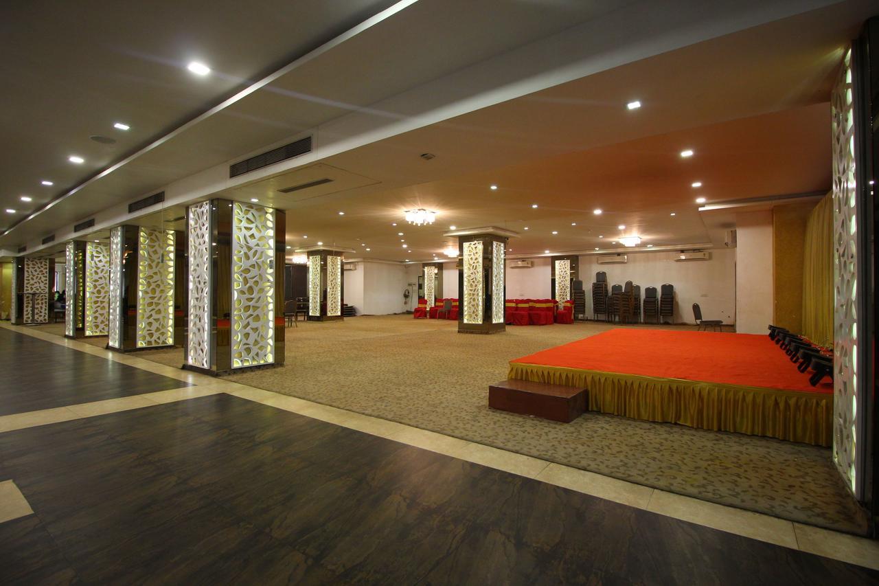 Oyo 8786 Hotel Maan Residency Ahmedabad Exterior foto