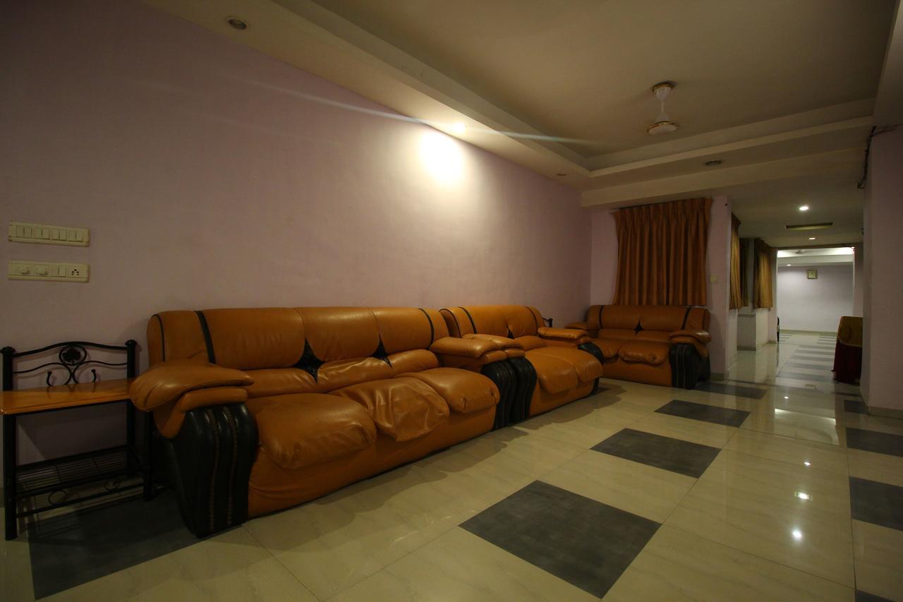 Oyo 8786 Hotel Maan Residency Ahmedabad Exterior foto